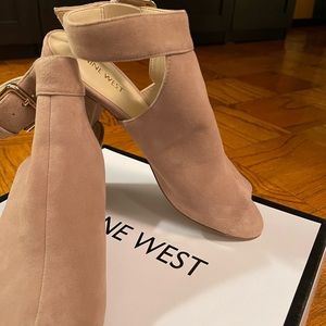 New Nine West Natural Suede Chunky Heels Size 9M